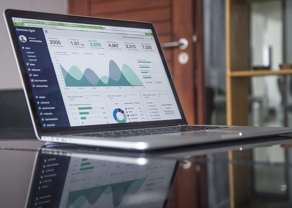 Notebook exibindo indicadores financeiros